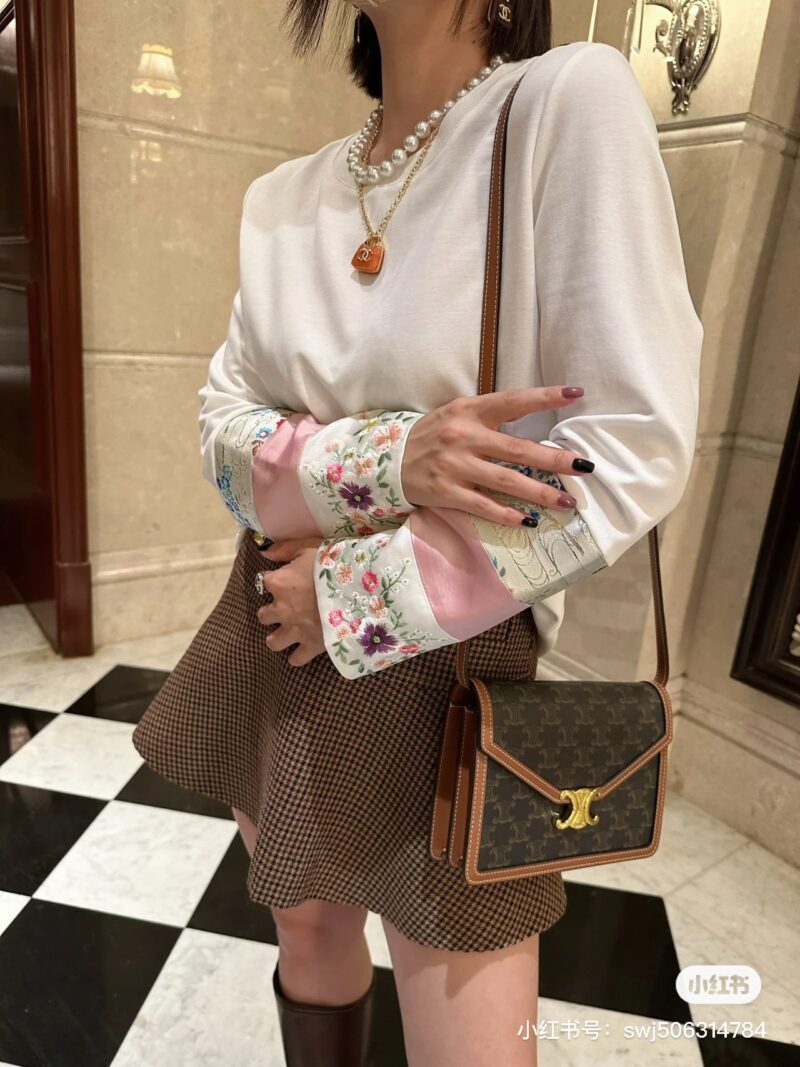 dfda6996e2.jpg CELINE aging Arc de Triomphe envelope bag, lightweight chain splicing, compact body more suitable for autumn and winter super practical! To To accommodate larger smartphone models such as Plus, adjustable shoulder strap (50cm) # Celine Woc # Celine ...