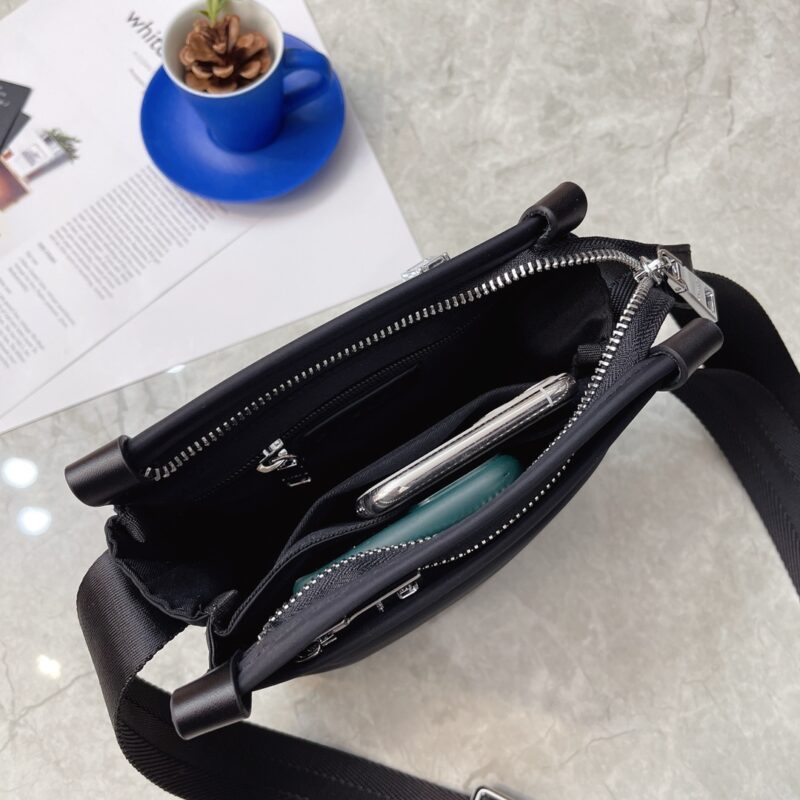 dfdb10be97.jpg Pure original top quality latest single shoulder crossbody bag mobile phone bag high-end luxury original board imported waterproof fabric with cowhide luxury triangle mark hardware, clear logo, quality absolutely comparable to the original, mini vers...
