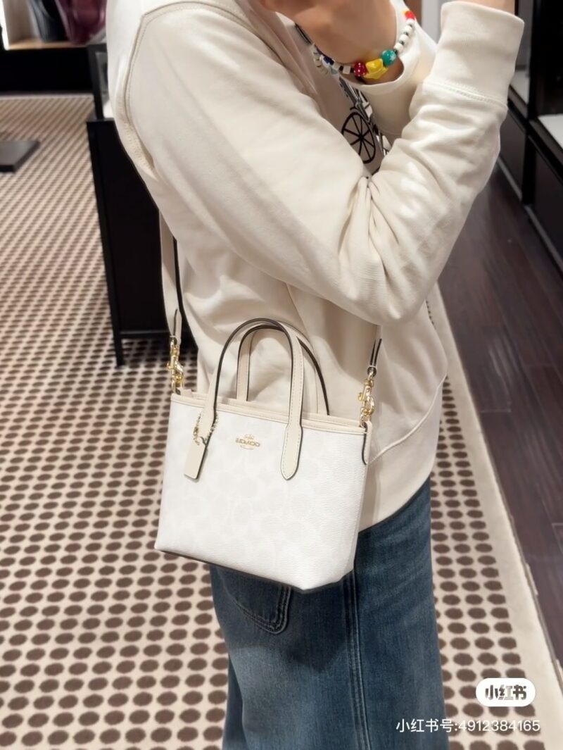 dff9a31d3c.jpg Coach | New Mini Tote Glacier White is too beautiful~
Gentle girl should have a girl's heart bag
Paired with long and wide shoulder straps, providing ample comfort
Retro and versatile~