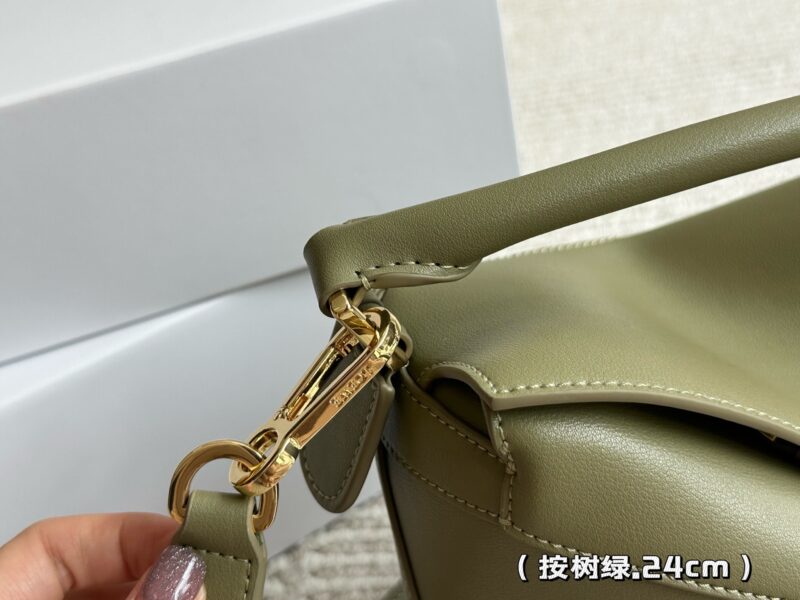 260 boxes
Size: 24 * 15cm (large)
Loewe Geometry Package Puzzle
A very textured color,
Green Puzzle Edge is very advanced!
?? Cowhide quality!
Completely hold on!