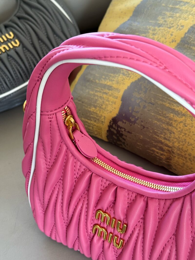 220 boxes
size：22*11cm
MiuMiu girl who can be cool and cute
Miumiu wander bag
Easy to match, can handle any style
The material is very soft
The capacity is also very good
Retro and playful hobo bag shape
It's a bag that I've been taking out almost ...