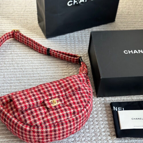 Box pairing
Chanel 24N Jennie Same Style
24N Chanel is quite impressive
I used to love this red small shoulder bag very much when I read lookbook before. I was lucky enough to get it on the first day of its launch. It weighs very light and is very re...