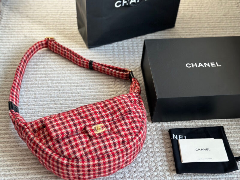 Box pairing
Chanel 24N Jennie Same Style
24N Chanel is quite impressive
I used to love this red small shoulder bag very much when I read lookbook before. I was lucky enough to get it on the first day of its launch. It weighs very light and is very re...