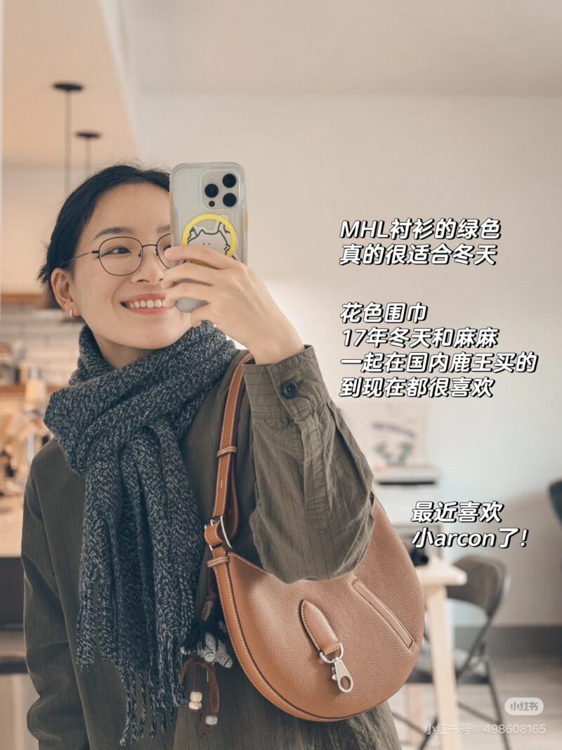 Heartthroated with true love, I dug up the Hermes Arcon Moon Bag from my wealthy sister's house and found it. It's carved with a W-cut and made of elephant grey togo leather, it's really beautiful.
The size is about 28 * 19 centimeters, very small an...