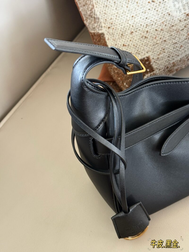 e066b62e43.jpg 310 box cowhide
size:35*16.5cm
Balenciaga's new Belair armpit bag
Cool and relaxed armpit bag
The feeling of laziness on the upper body is immediately felt
I really like this convenient and cool super practical big bag!