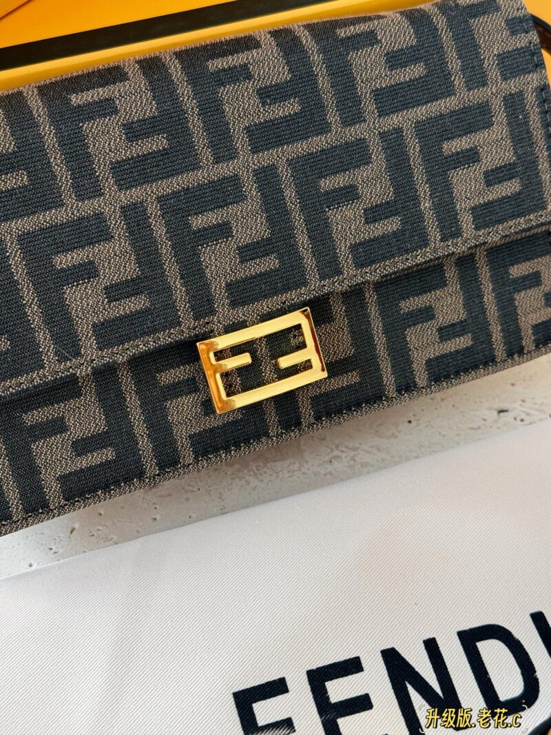 e0862b4a12.jpg 225 box upgrade version
size:21*12cm
Exquisite and trendy FENDI woc
F Family Wealth Pack
A chain shoulder strap and a thin leather shoulder strap can be worn as a single shoulder crossbody, and can also be twisted under the armpit
Super practical
