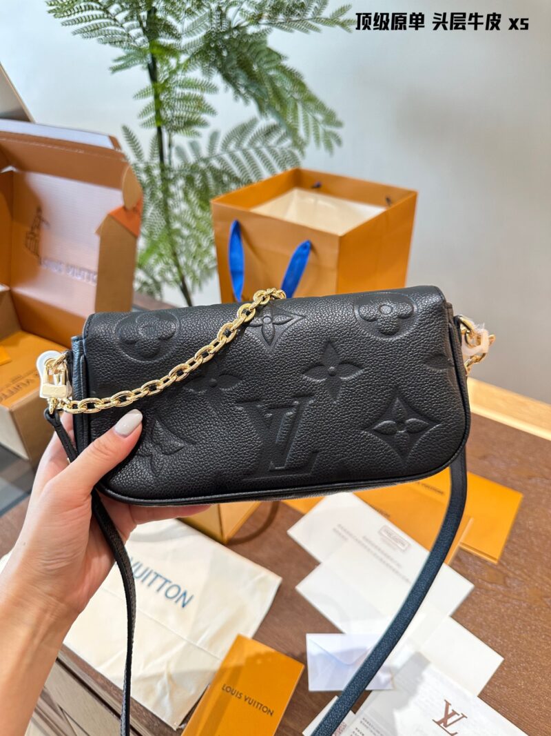First layer cowhide original single p330
Cute bag shape yet full of elegant temperament folding box! Size 22.11
Lv Ivy Mahjong Bun
Cute bag shape yet full of elegant temperament combined with exquisite and fashionable chain underarm back
A crossbody...