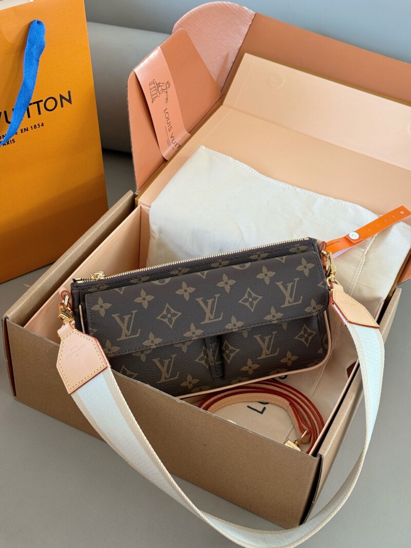 e09bc2fa8e.jpg 250 boxes
size:25*15cm
L Family Old Flower Camel Bag New Style
Don't miss out on fashionable girls!
The new vintage Vibe is expected to be the next hit!
?? Configure woven shoulder straps/long leather shoulder straps
