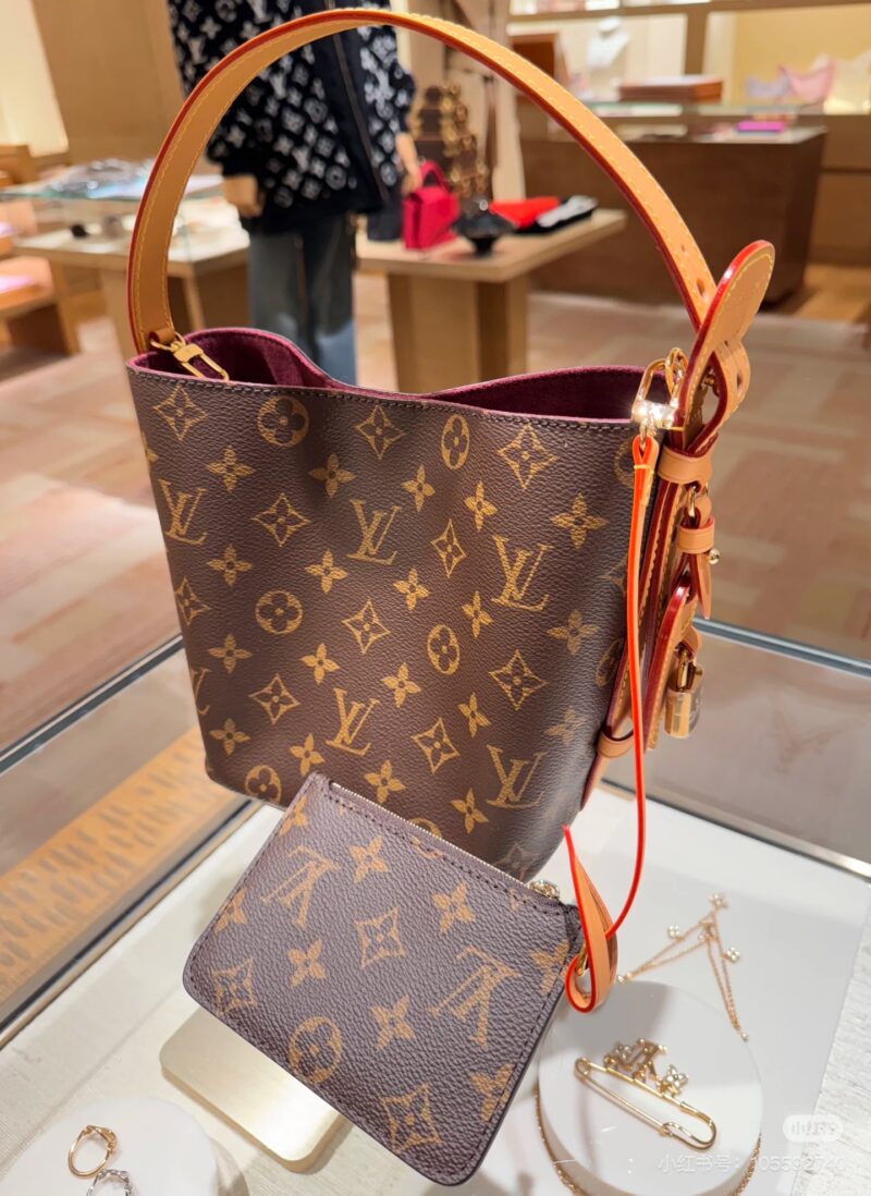 Heart LV vintage AllinBB, it's here
This handbag is made of Monogram canvas paired with glossy metal pieces, showcasing a classic style with iconic padlocks and nameplates. Adjustable shoulder straps continue the brand's box making heritage, while le...