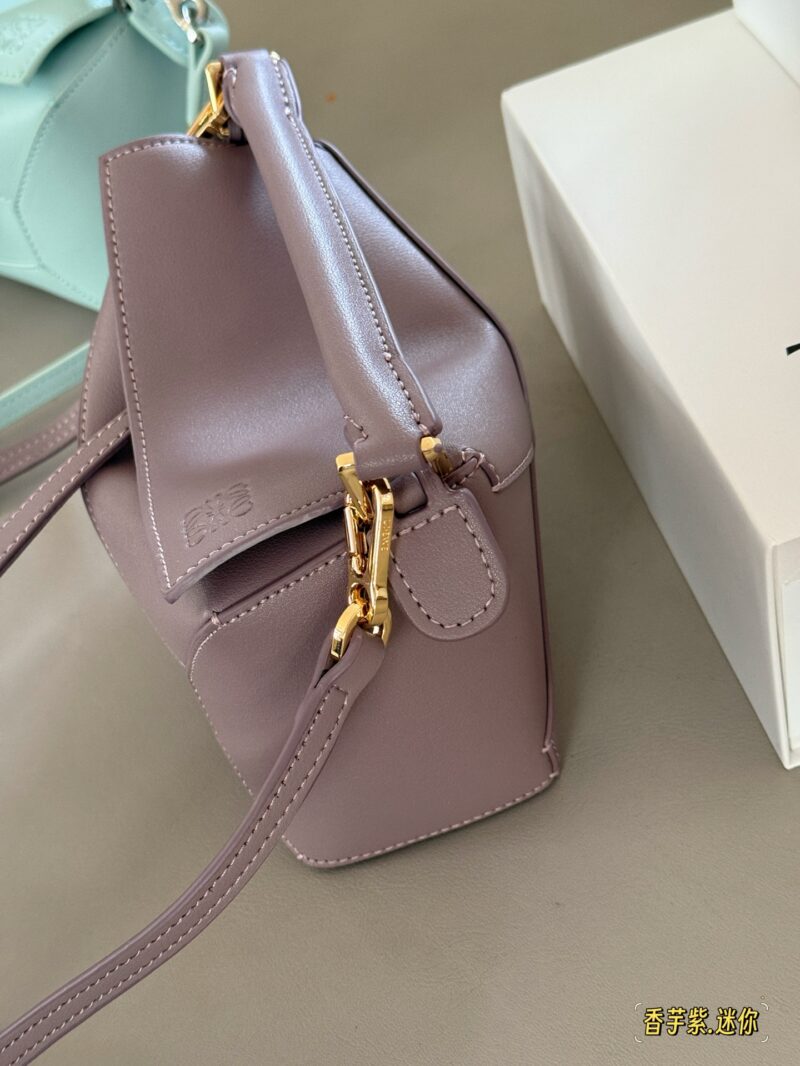 e0ca0db77f.jpg 235 box
Size: 18 * 10cm (mini)
Loewe Geometry Package Puzzle
Truly cannot be missed,
?? Cowhide quality!
Completely hold on!
Even high-level ones have to overflow