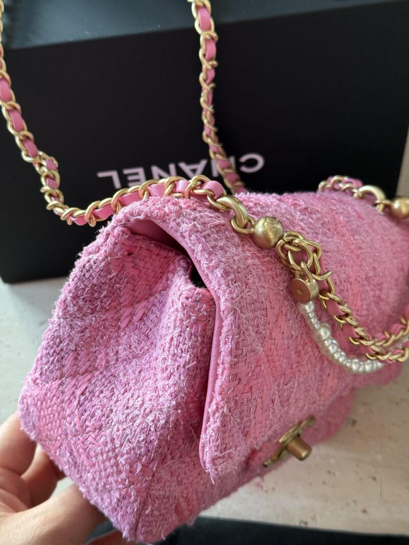 e0ce89f7e7.jpg 240 boxes
size:17*13cm
Xiaoxiang's woolen pearl CF
Madam, Madam is so beautiful
A bag so beautiful in my heart
Woolen weaving is perfect for summer!
The appearance is too high!