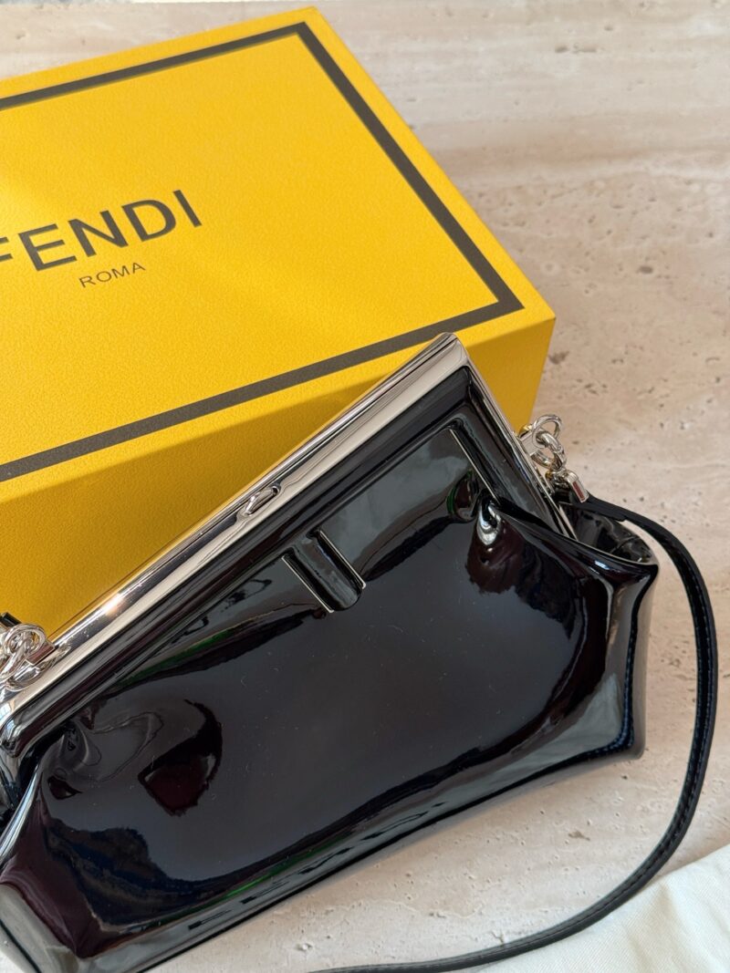 e0d355ebfc.jpg 230 box
size:26*18cm
FENDI First handbag, how could a sweet summer be without it
You can hold it in your hand, cross it, or carry it on your back!