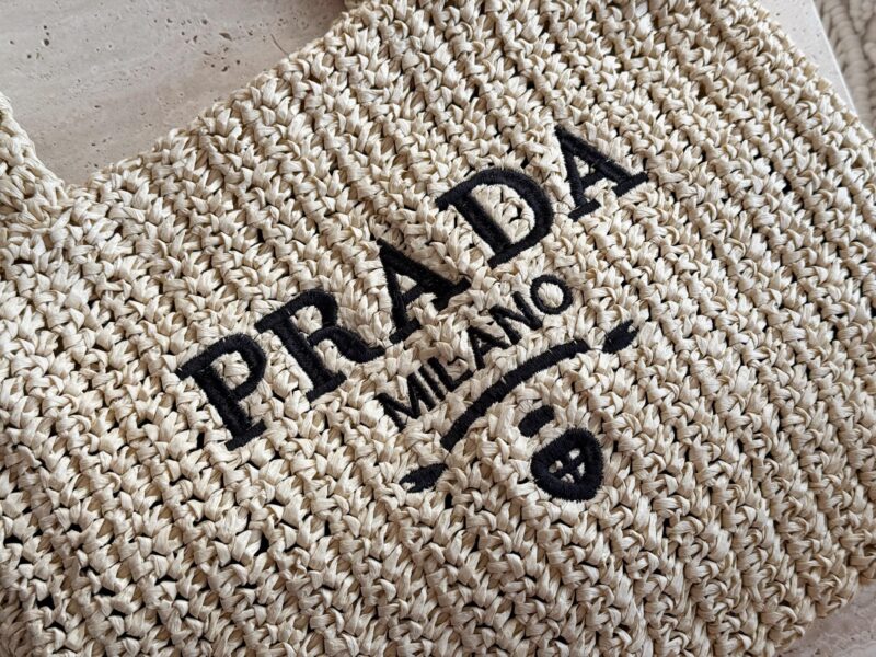 165 boxes
size：37*30cm
Prad. Vacation Lafite Grass Tote
I really want to go on vacation ??
Search for woven shopping bags ?