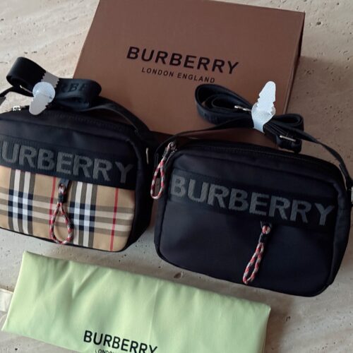 180 fold gift box
Size: 21 * 16cm
Bur Black Camera Bag
The handbag has a card slot inside!
Traveling and staying at home is very convenient!
This is a product that can be used by children, boyfriends, girlfriends, uncles, and aunties!