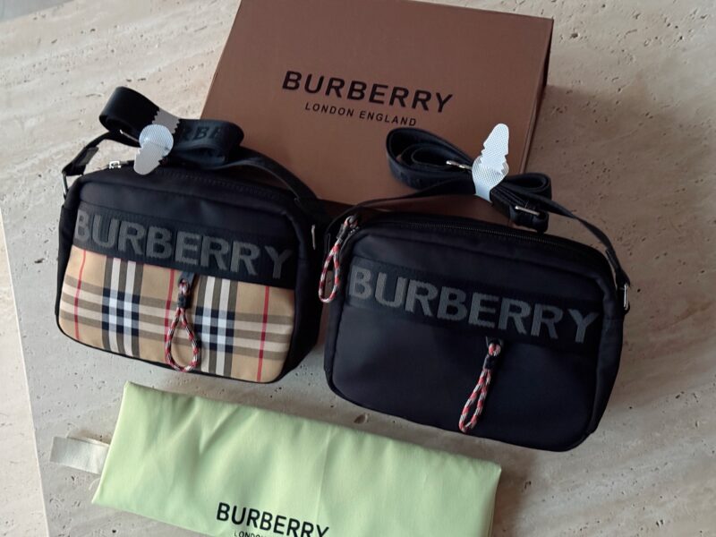 e0e0db656a.jpg 180 fold gift box
Size: 21 * 16cm
Bur Black Camera Bag
The handbag has a card slot inside!
Traveling and staying at home is very convenient!
This is a product that can be used by children, boyfriends, girlfriends, uncles, and aunties!