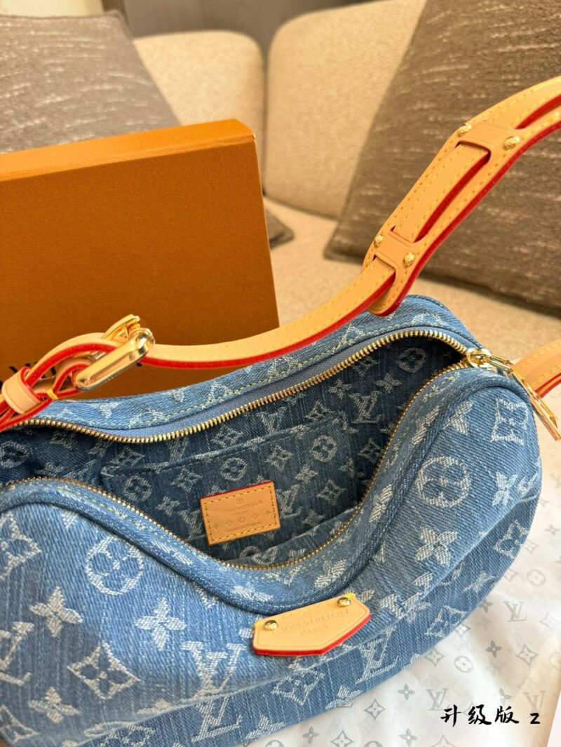 e0f55772d0.jpg 2-in-1 pea bag p300
LV denim monogram is finally back, no longer searching for vintage!
Classic light blue distressed denim with vintage design, full of retro feeling. Cowboys come with a casual temperament, with a soft body that gives people a feeli...