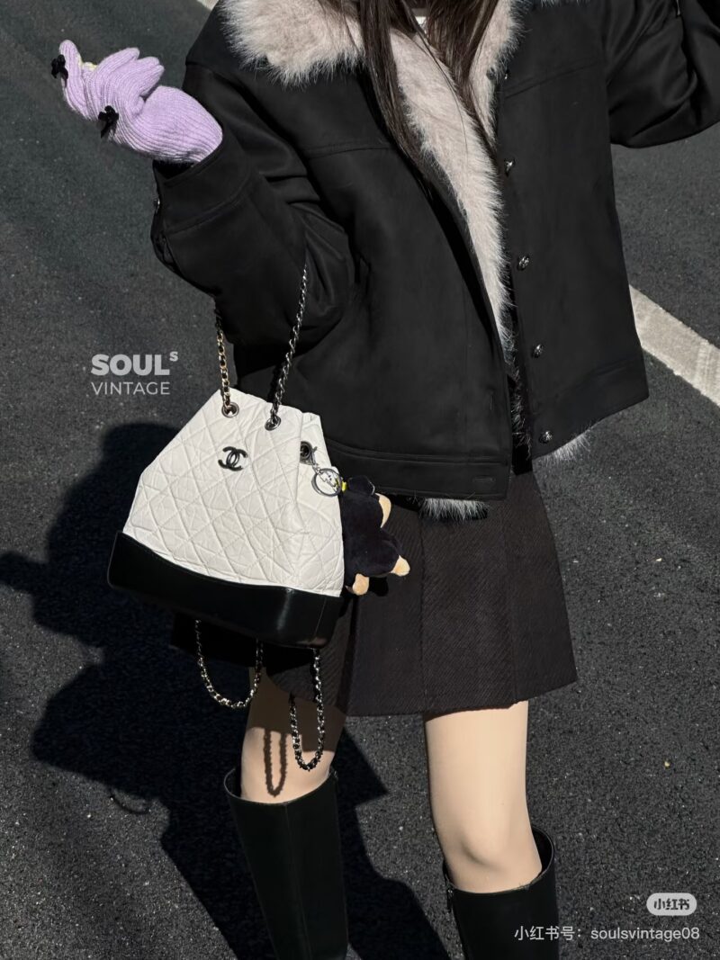 e1082f80e2.jpg Chanel's shoulder wandering is really popular!
Black and white color blocking is still difficult to buy
White exudes a gentle temperament, perfect for sweet salt sisters who are versatile in autumn and winter! To be honest, it's better to match than ...