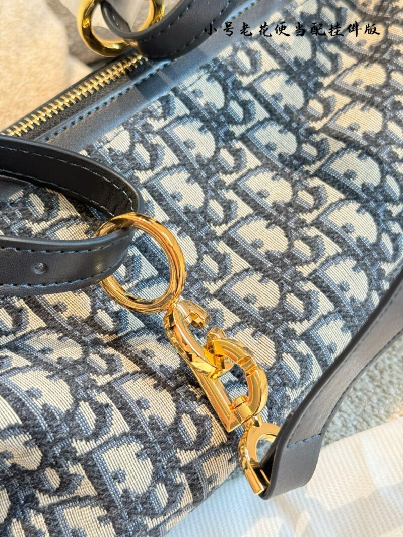 Dior Old Flower Bento Bag with Pendant P295
Elegant, casual, and full of relaxation
Interpreting a fashionable new posture, with a stylish and casual appearance, inadvertently revealing a sense of relaxation. Put on an off shoulder top and black skir...