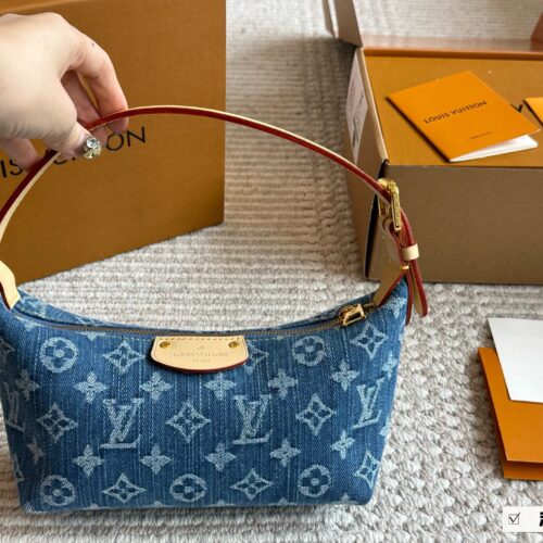 210 box
size：20 11cm
Cowboys are out again this year
L denim denim armpit bag!
think constantly of! [Teeth] [Teeth]