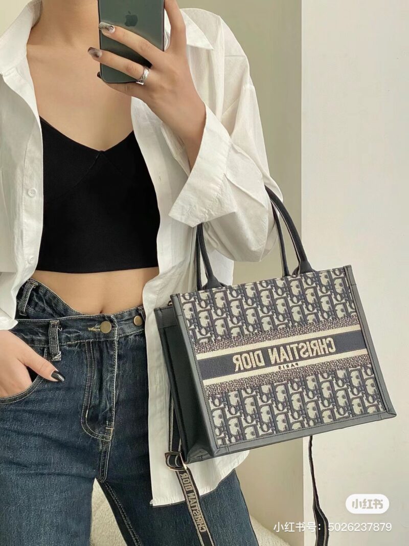Early spring shoulder strap tote