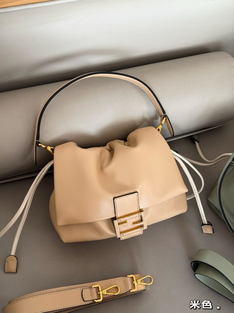 e176b1ebd4.jpg 250 boxes
size:25*20cm
The latest series Mama Baguette has truly been designed to the hearts of fairies!
Fendi's latest magic wand
Fresh and elegant!