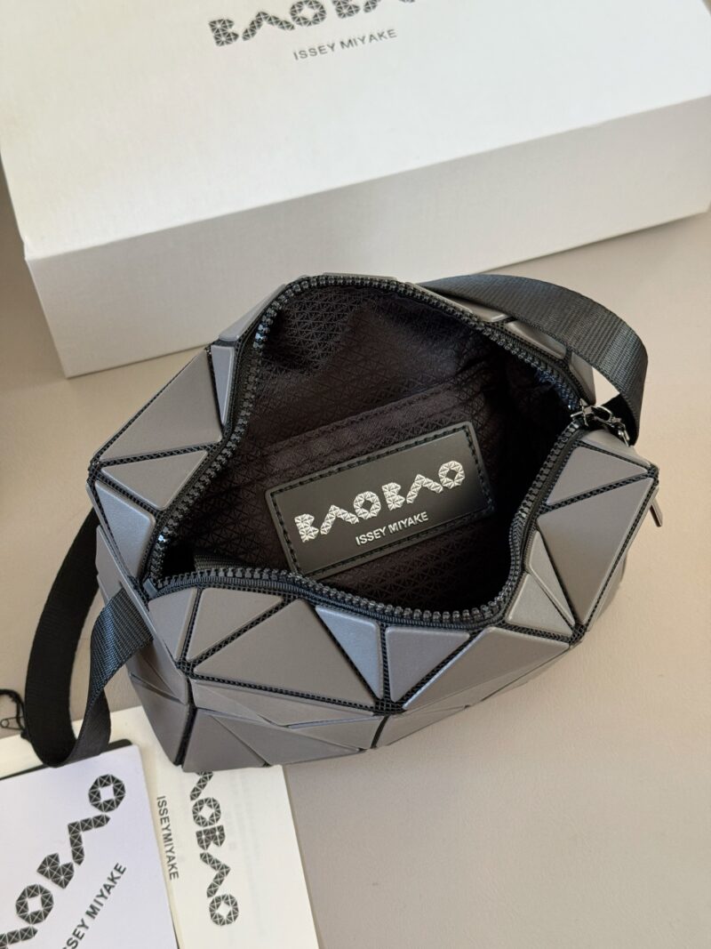 e17e710419.jpg 175 boxes
size:18*11cm
Strongly recommend Miyake's Lifetime Cupid Box
Despite its small size, it can hold a lot of space
Daily necessities such as 160plus car keys can be easily put down!
It can be carried by hand, tilted back, single shoulder, and...