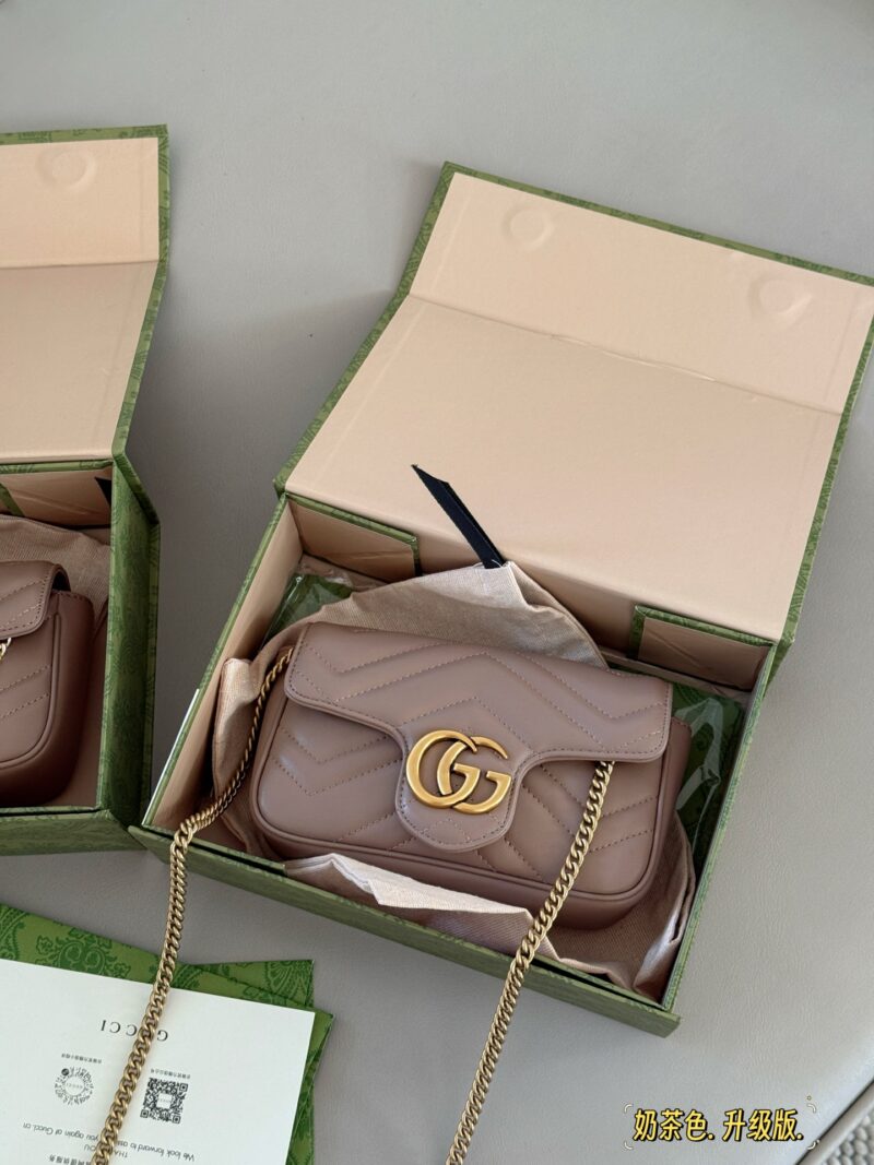 e1867394ff.jpg 195 box
size:16.5cm
GG Marmont New Milk Tea Color
Full of atmosphere~
Must buy Mamon bag
Marmont's most classic double G