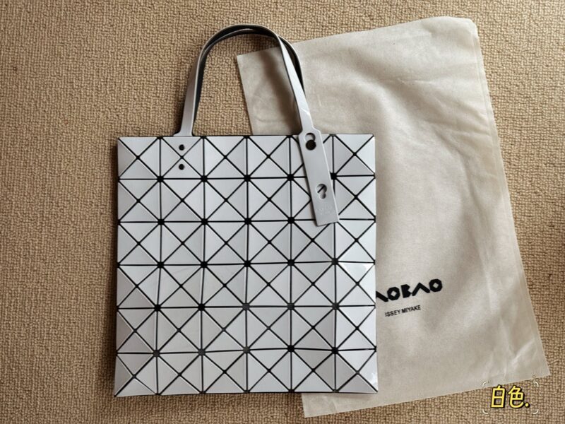 e1a76e7bb1.jpg 180 no box upgrade
issey miyake BAOBAO
Miyake Life 6x6 Shopping Bag
Size 34x34cm ??
Perfect for summer
Light and convenient, small and fresh~