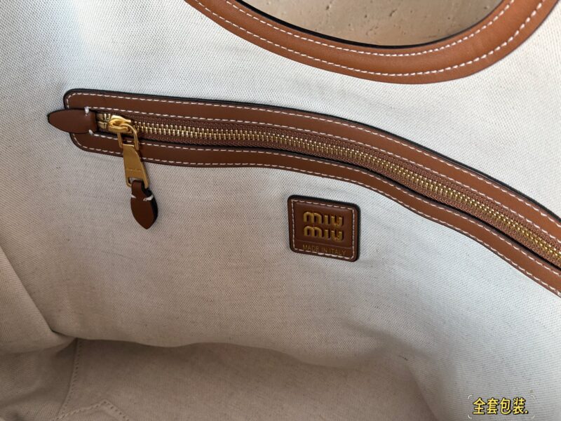 e1ccc1d4f7.jpg 300 canvas cowhide (with full packaging)
Size: 38 Bottom, 55 Upper Width * 30 Height
Miu's newly released tote this year
Take a good look!
The actual product looks great!
Lightweight, spacious, and stylish online!
Miumiu's canvas bag is wrapped in on...