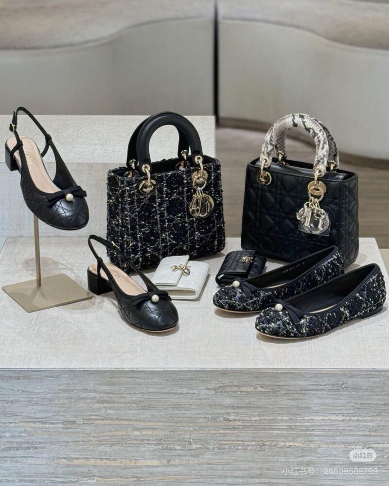 [Lady Dior]。 Coarse black cloth paired with leather. [Lady Dior]. Realistic photo of rough black cloth paired with leather
Triple Queen's Shoulder Strap