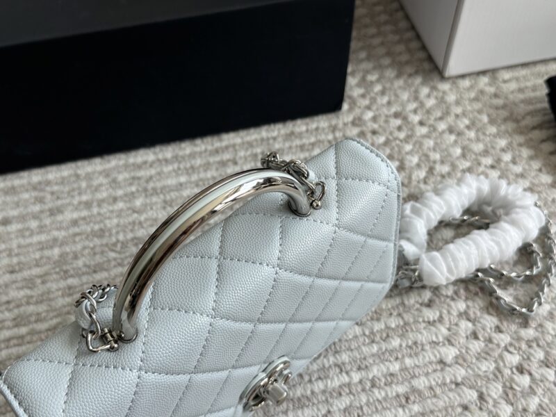 e1e3ac679f.jpg 230 boxes (caviar cowhide ma)
size:20*13cm
Xiaoxiang Family Wealth Bag
New controller
The most aesthetically pleasing WoC/metal handle
You must arrange for yourself
The latest model of 25ss!