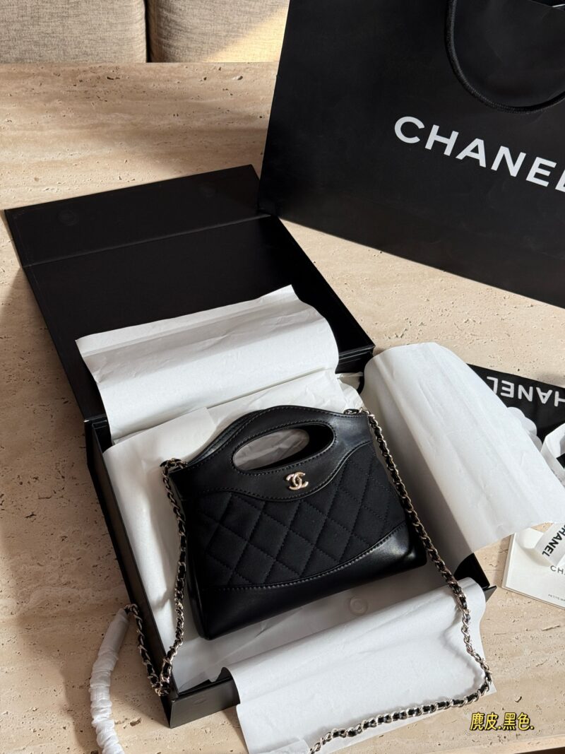e1e3e84923.jpg 200 boxes
size:22*14.5cm
Xiaoxiangjia's 23a is worth buying
Cute and lovely side scrolling 31 nano bag
Suede and sheepskin make it look more luxurious
Who can withstand this!
Xiaoxiang's true love fans must join!
A pack is hard to come by!
