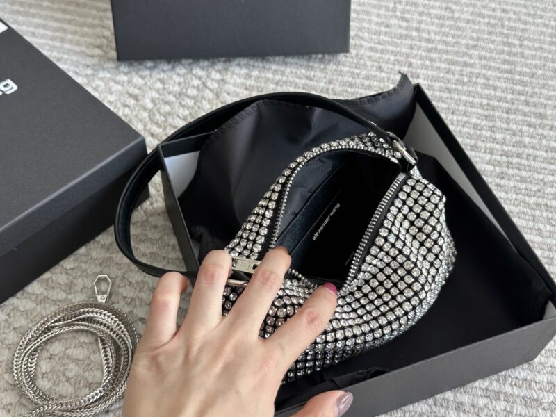 160 170 (wrist rhinestone) with box
size：18*10cm
BlingBling Giant Flash
AW King Water Diamond Bag
Summer really needs a rhinestone bag to blow up the streets!
The manufacturer also gives away long shoulder straps
Isn't it a great value!!