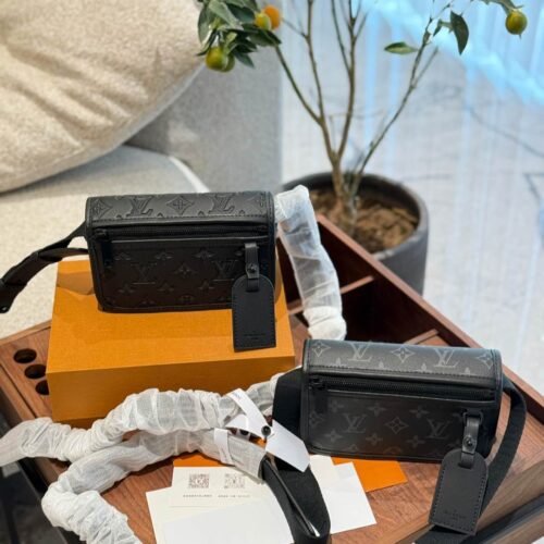 Black flower p240 cowhide p260
This bosphore mini handbag is named after the brand's retro bosphore series from the 2000s, achieving comfortable carrying with simple lines and compact configuration, and showcasing classic meaning through a detachable...