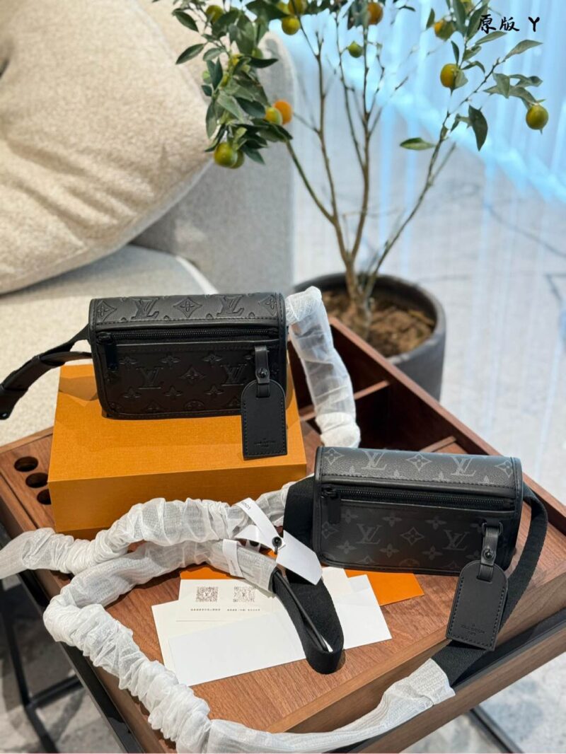 e1f875b235.jpg Black flower p240 cowhide p260
This bosphore mini handbag is named after the brand's retro bosphore series from the 2000s, achieving comfortable carrying with simple lines and compact configuration, and showcasing classic meaning through a detachable...