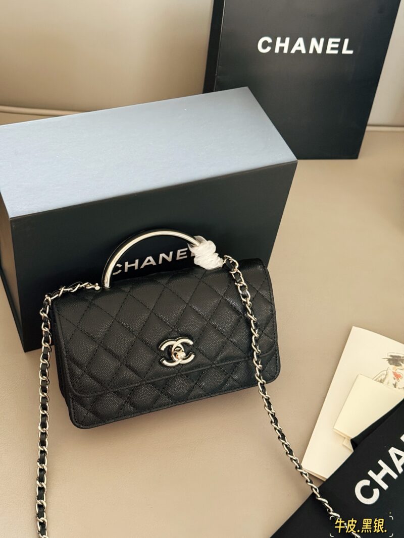 290 box cowhide
size：19*11cm
Xiaoxiangjia 25P Organ Pack
I found this hidden organ bag
Silver color scheme is my favorite
The capacity can be slung over the armpit and carried by hand