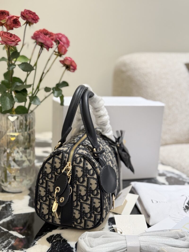 Dior Groove launches new sheepskin p310
Boston handbags were the darling of celebrities in the late 1950s and 1960s. With changes in lifestyle, small-sized Boston bags have become very practical and fashionable for daily use, and the space is also ve...