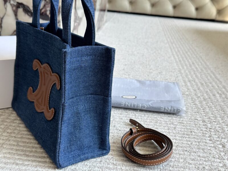 215 boxes
Size: 25 18cm
Celine 23ss small shopping bag
The whole bag is simple and neat,
Full of comfortable denim bags!
Both hands and shoulders are super beautiful