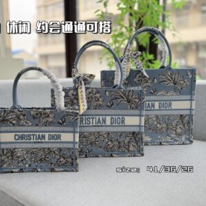 Color card ??
DIOR Dior Riviera Book Tote Embroidered Tote Bag Tote Bag Shopping Bag Tote Bag Handbag