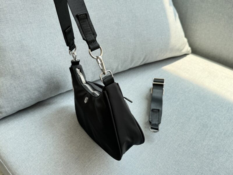 e23897e33f.jpg 165 airplane box
size:25×14
Lululemon City Essentials3L Underarm Bag Cross Shoulder Bag
The new model has two detachable shoulder straps, one long and one short, which can be worn diagonally or under the armpit!
Practical Party Essential~