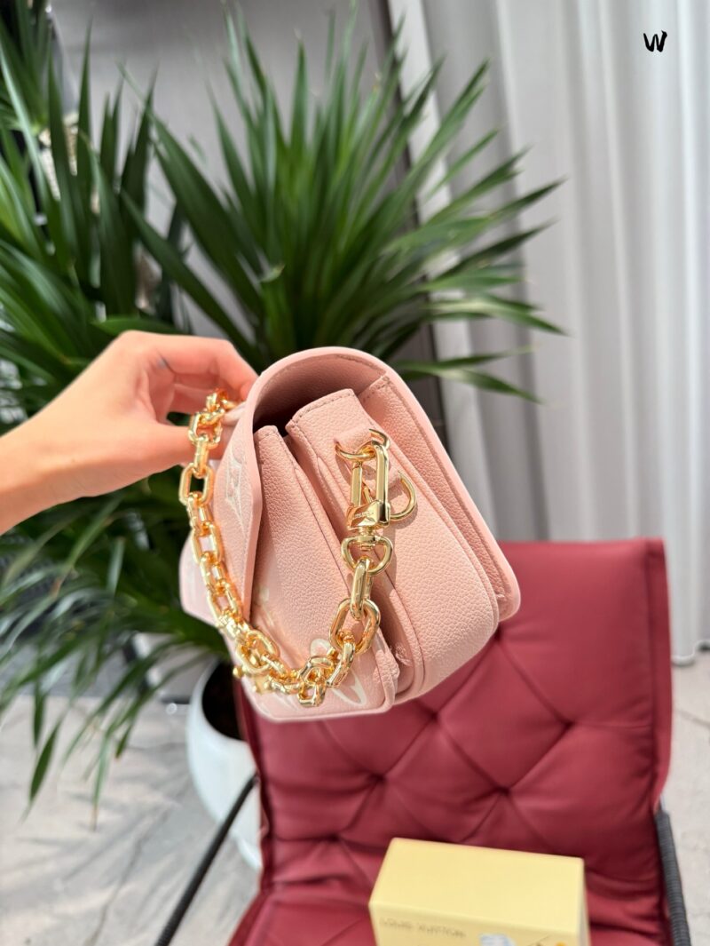 LV's new strawberry milk series Pink collection
Love accessories and pink series are both gifts or good New Year items for personal use! A season limited color that looks sticky and chewy
Embossed cowhide has a soft and textured feel
Combining practi...