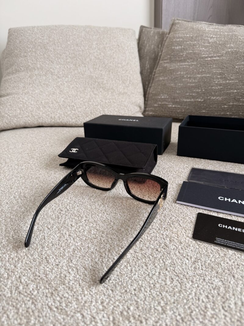 Chanel Sunglasses ? p220
A must-have treasure sunglasses for taking photos this summer! Every casual snap is of great quality
Why do women, being the same, appear to be full of nobility and extraordinary temperament? It turns out that Chanel 24's n...