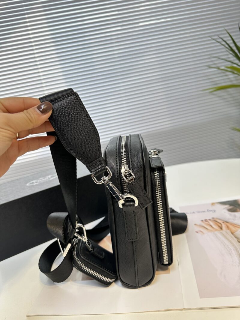 2VH 168 PVC leather
This shoulder bag is made of Saffiano Taiwanese fabric, with simple lines that highlight a striking style. The iconic Saffiano leather material is synonymous with luxury and a symbol of identity for traditional Italian leather man...