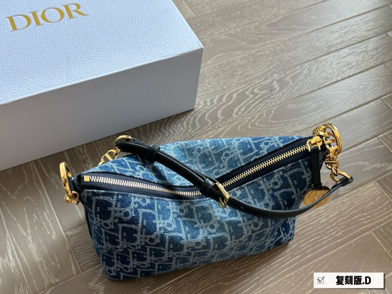 e28349ef10.jpg ¥ 245 replica original fabric
CD lunch box packaging is the king of cost-effectiveness in the CD market
Hobo star Chain Handbag Series
Upgraded lunch box bag, practical design, equipped with adjustable long shoulder straps, greatly enhancing practic...