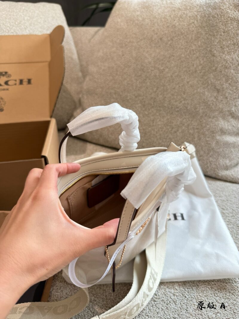 Coach Coach Mini Tote P210
Coach. New Release
Airplane box packaging
Coach's new Mini Tote
Paired with long and wide shoulder straps, it provides ample comfort and ample capacity,
It can be easily controlled in daily life
Size: 15 * 14 * 9cm