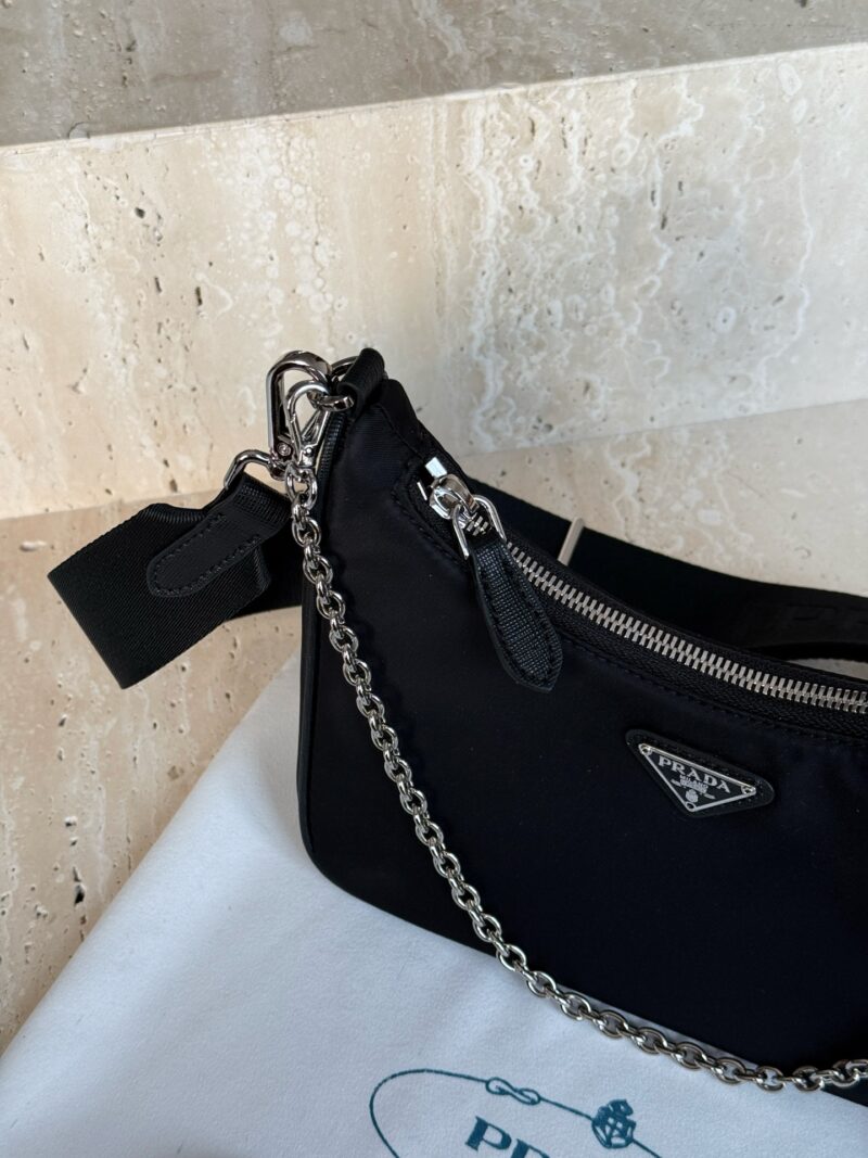 e291179ad6.jpg 200 box top quality
Size: 21 * 12 (large)
9 * 6cm (small)
Prada Hobo Three in One!
?? Export orders to South Korea!
?? The quality is super good!!
A large dumpling like bag with a small bag, a wide shoulder strap and a chain, instantly came u...
