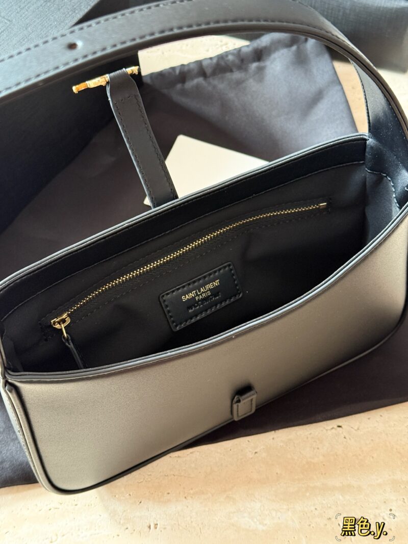210 boxes (belonging to its season)
Size 24 × 16 × 6cm
YSL armpit bag
It looks great, huh
This is definitely the pioneer of underarm bags!
Cowhide quality!
Too STALY!