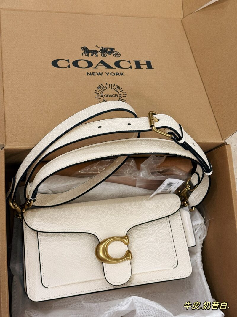 e2974116c5.jpg 235 with box
size:25*15cm
Versatile artifact - tabby
C's Wine God Tabby
Milk white is super beautiful!
Engraving of Coach on Hardware
Full of small details
Equipped with leather straps for both shoulders!