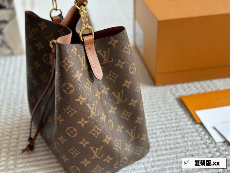 e2a39b39d3.jpg 225 boxes
High quality daily recommendation
L Home Bucket Bag Noe Bucket
This water bucket has a soft texture
Size: 26cm
Cross shoulder/single shoulder is more comfortable
Search for Lv bucket bag