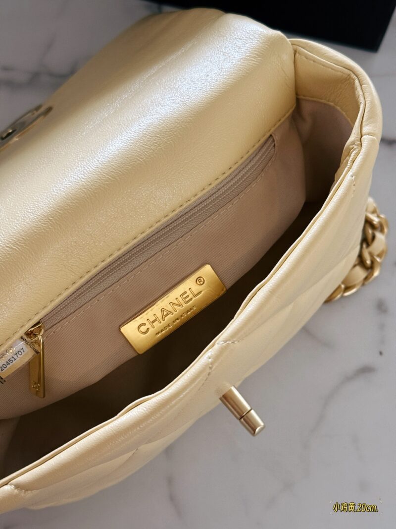 e2a787d97e.jpg 220 (with box)
size:20*15cm
Xiaoxiang's house 19 bags
Sweet and girlish, it's really hard to resist!!!
Achieve optimal cost-effectiveness
Cute and lovely chicken yellow/very suitable for summer color matching~
High quality texture